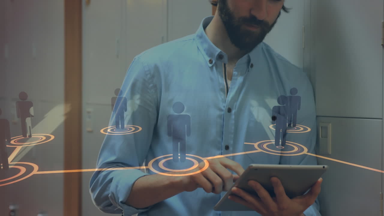 red de empresarios contra el retrato de un hombre caucásico sonriendo mientras usa una tableta digital