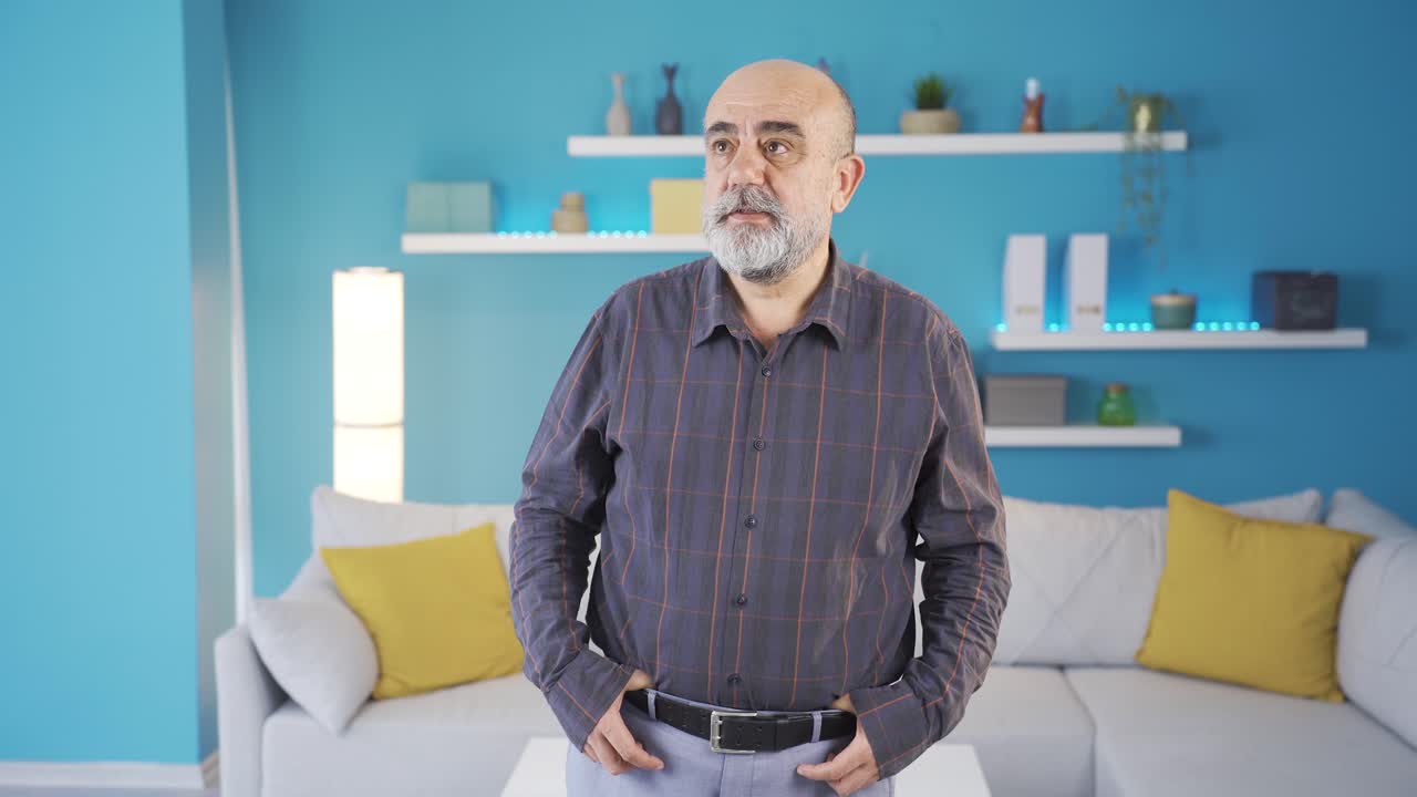 Un anziano infelice e depresso è triste a casa.