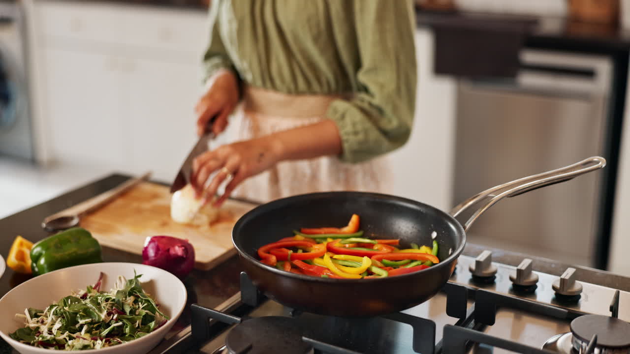 mujer cocinando verduras en la cocina