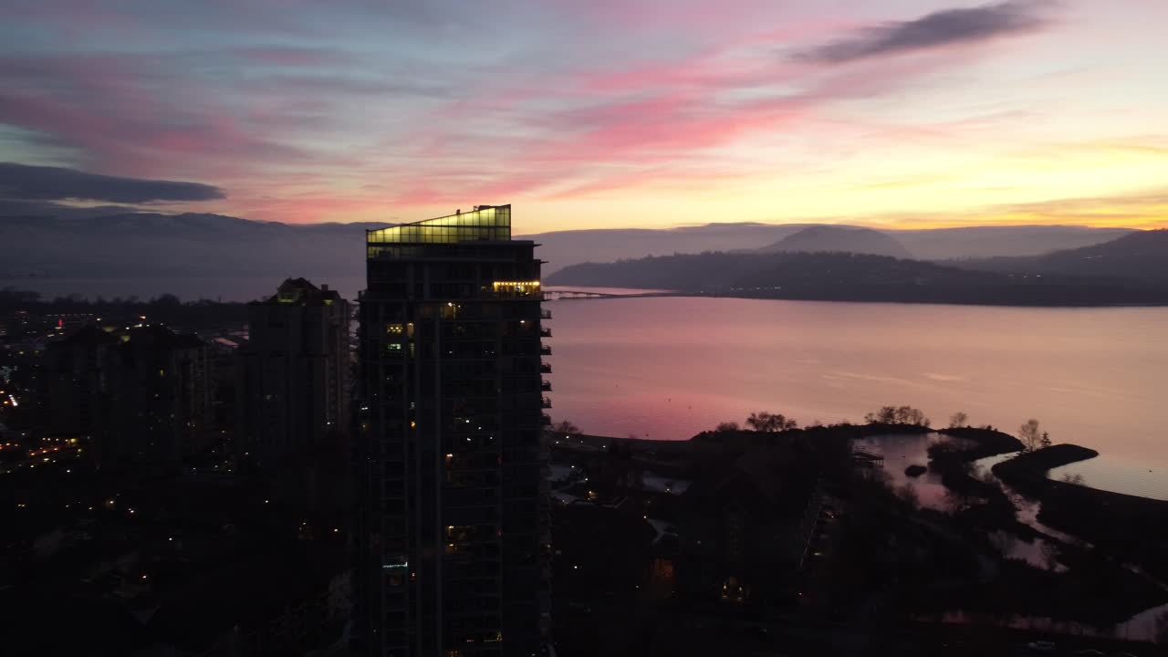 Imagem de drone da cidade de Kelowna no lago Okanagan ao pôr do sol