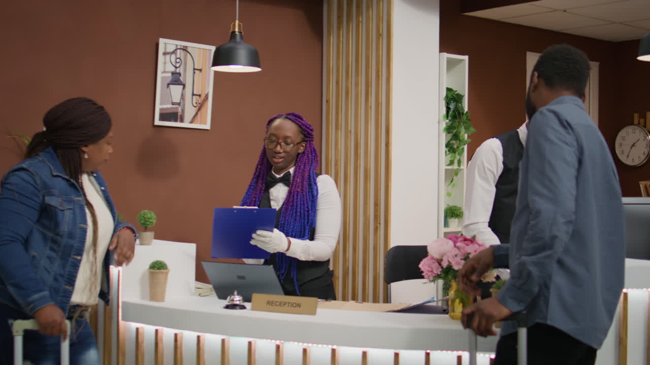 pareja firmando formularios de registro