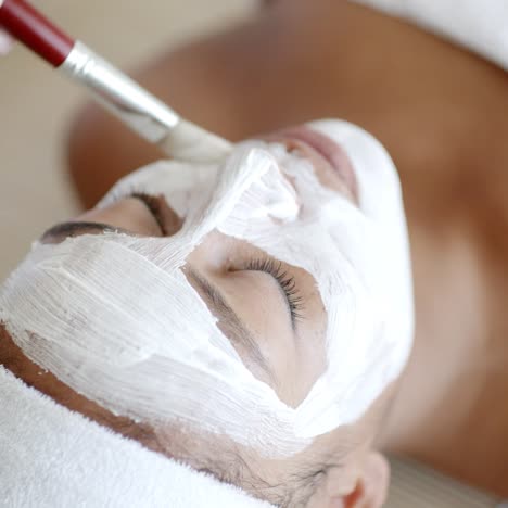 mujer con máscara facial en el salón