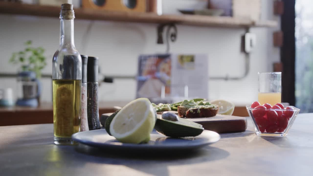 부 ⁇ 에서 아보카도 토스트, 채소 및 주스의 클로즈업, 슬로우 모션