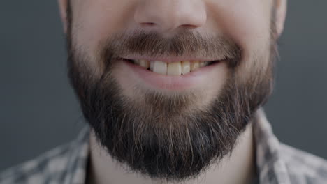 primer plano de un hombre sonriente con barba