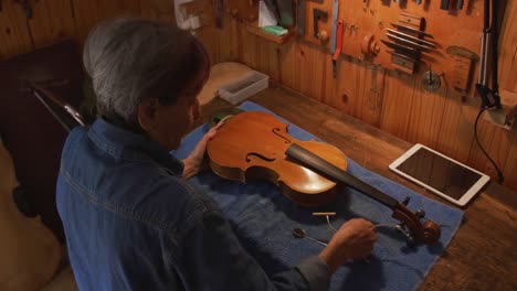 Gitarrenbauerin-Bei-Der-Arbeit-In-Ihrer-Werkstatt