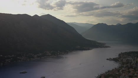 Sonnenuntergang-In-Der-Bucht-Von-Kotor,-Montenegro.-Wolken