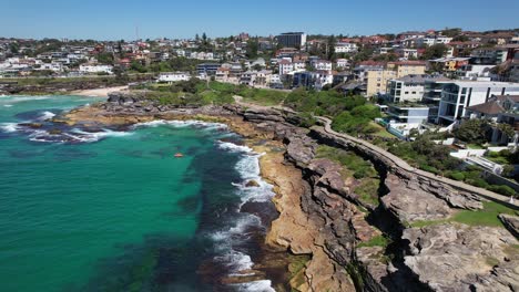 tamarama point y la playa de tamarama durante el día en sídney, nsw, australia - disparo de avión no tripulado