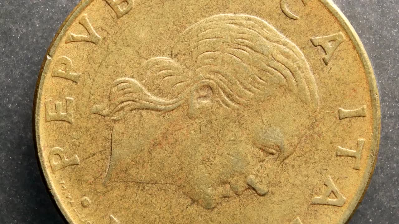 primer plano de monedas muy antiguas