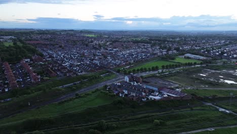 Un-Tren-De-Pasajeros-Que-Entra-A-La-Ciudad-De-Sunderland-Desde-El-Sur,-A-Través-De-Hendon.