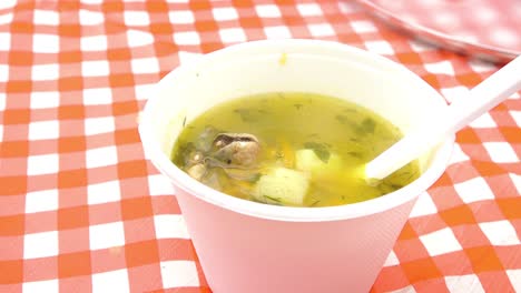 Una-Olla-De-Sopa-Para-Los-Necesitados