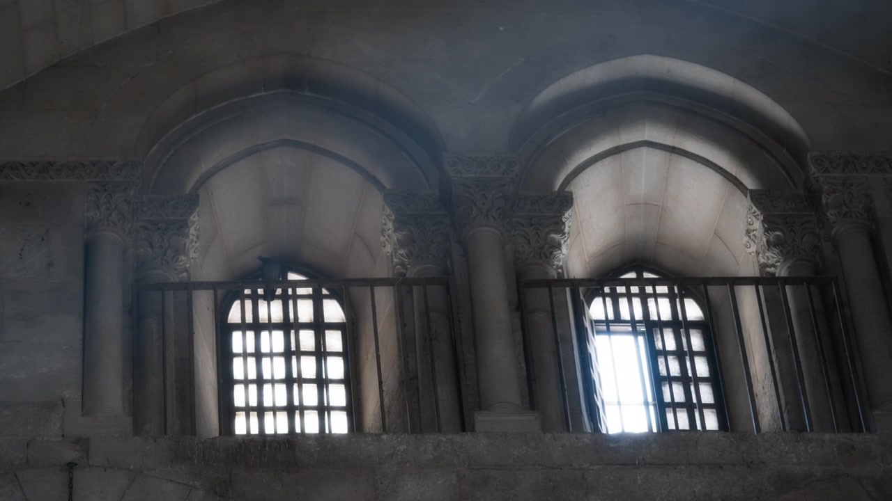 Raios de luz entrando na igreja