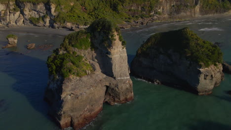 vista aérea de impresionantes acantilados rocosos en el mar frente a la costa del parque nacional paparoa en el mar de tasman en nueva zelanda