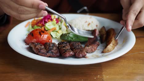 seekhab, pan y salsa en un plato