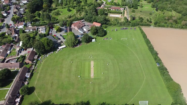 Video drone 4K in volo verso una partita di cricket in un villaggio inglese