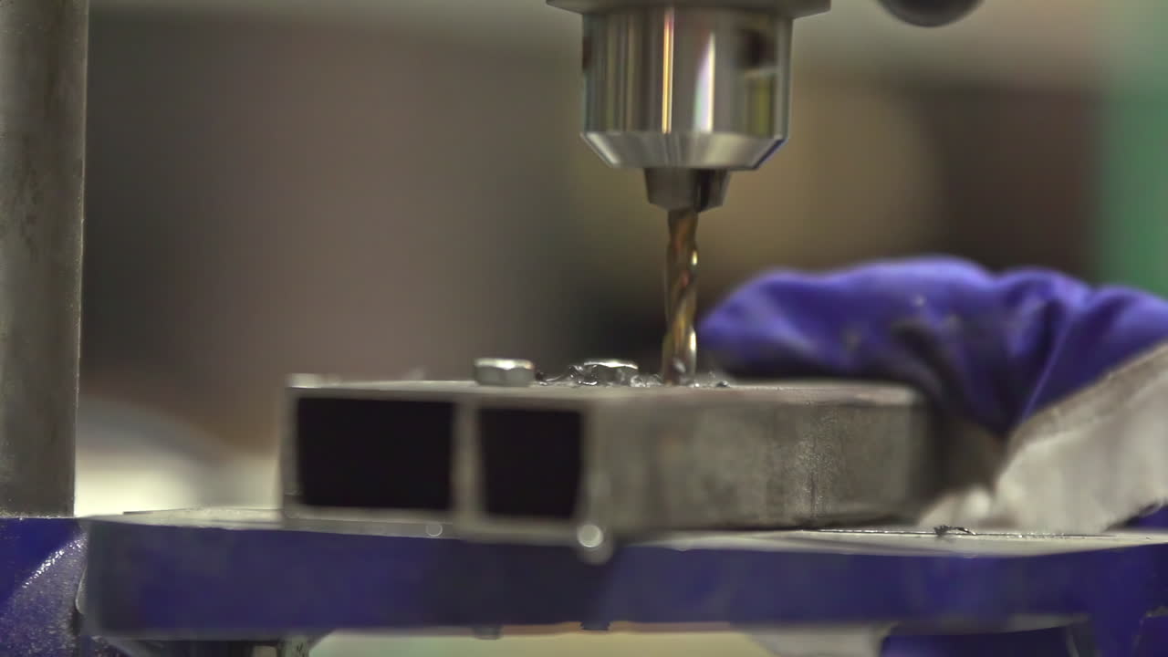 금속 클로즈업으로 가는 드릴