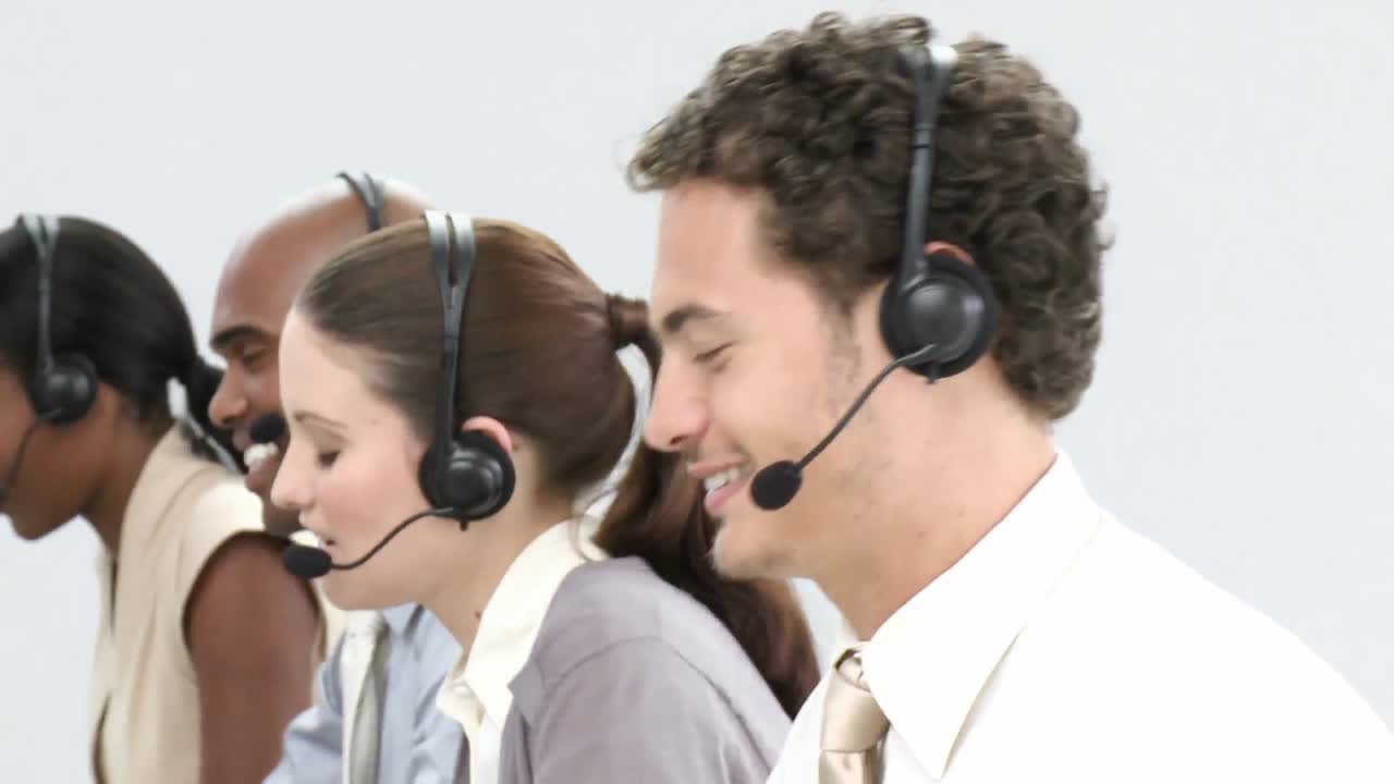 representantes de servicio al cliente multiétnicos que usan auriculares