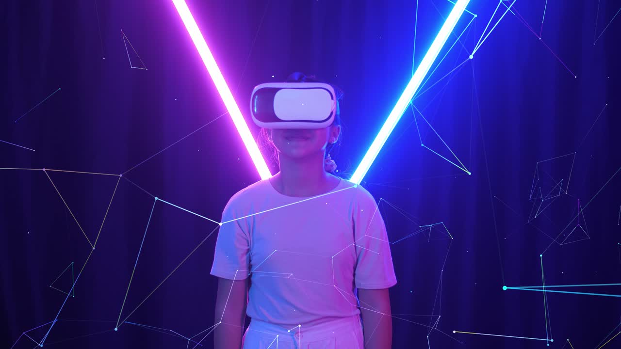 vr, futuristico, concetto di intrattenimento. giovane ragazza asiatica eccitata che usa le cuffie di realtà virtuale e tocca con la luce al neon sullo sfondo