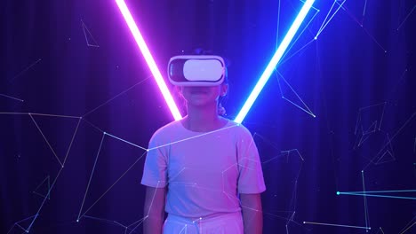 vr, futurista, concepto de entretenimiento. joven asiática emocionada usando auriculares de realidad virtual y tocando con luz de neón en el fondo