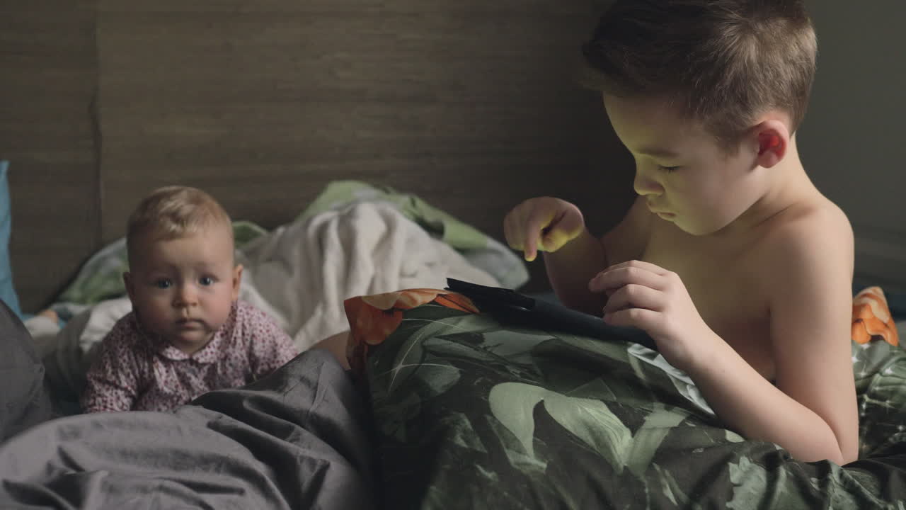 형이 아기 여동생과 놀고 있다