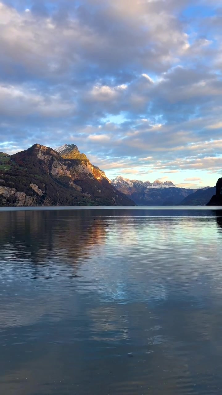 Walensee vandoverflade i en dal omgivet af Churfirsten-bjergkæden, Schweiz, vertikal video.