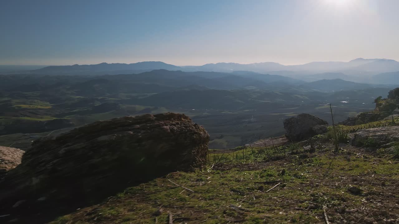 Avanzando lentamente in un punto elevato su un sentiero montuoso del Torcal de Antequera, nel sud della Spagna