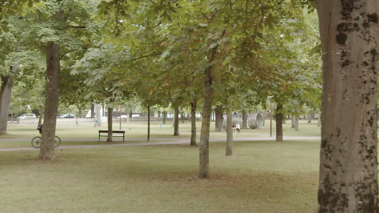 foto de seguimiento lateral de un parque con ciclista
