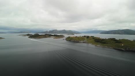 volando lejos de una isla en la distancia