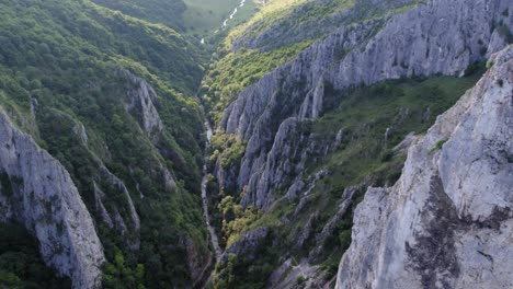 Erstaunliche-Karstgipfel-In-Einem-Tal,-Das-Aufgrund-Des-Kalksteins-Von-Einem-Fluss-Gebildet-Wurde,-Aus-Der-Luft