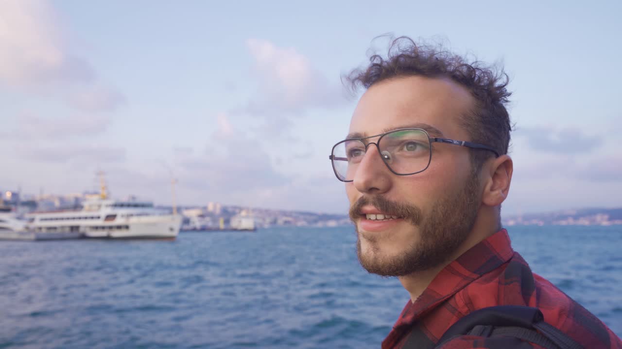 Passeggero del traghetto, giovane entusiasta. Osserva il panorama della città.