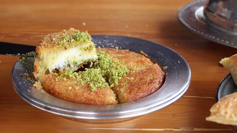 servicio de kanafeh en la mesa