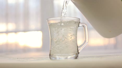 컵 1 에 검은 차 를 만드는 것