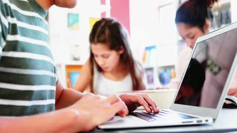 Niños-De-La-Escuela-Haciendo-La-Tarea-En-La-Biblioteca