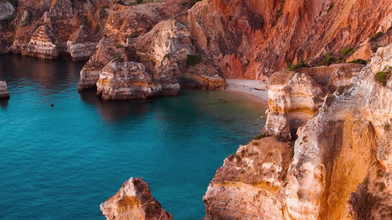 Vista costiera delle scogliere e delle spiagge in Portogallo durante una giornata di sole