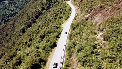 andar en bicicleta por los caminos montañosos de las montañas de los andes vista aérea de drones