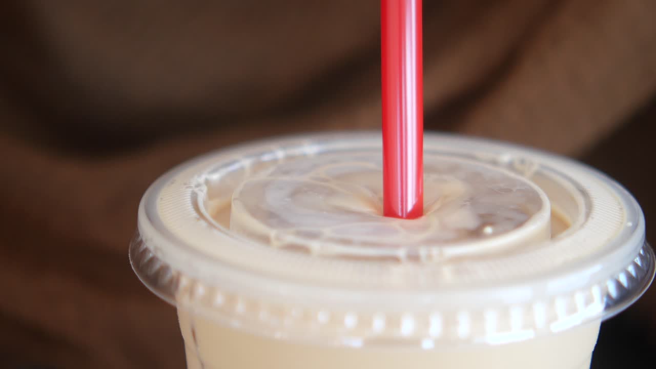 을 넣은 플라스틱 컵 에 인 커피