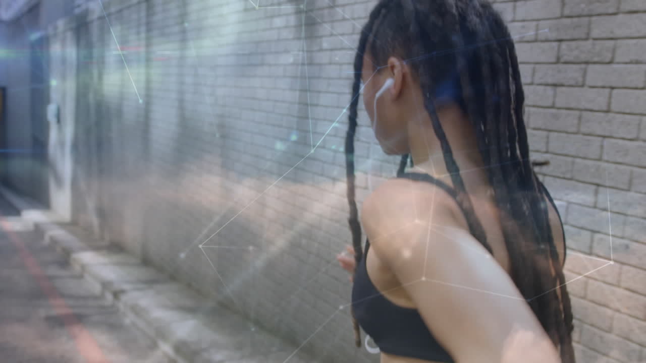 animación de la red de conexiones a través de la mujer en forma corriendo