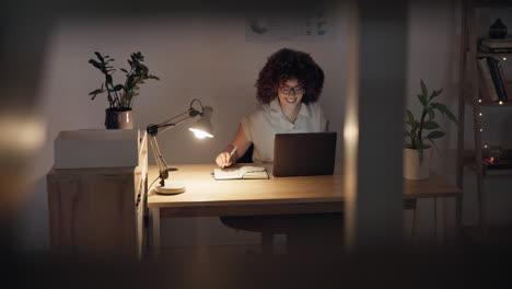 Noche,-Escritura-Y-Una-Mujer-Con-Una-Computadora-Portátil
