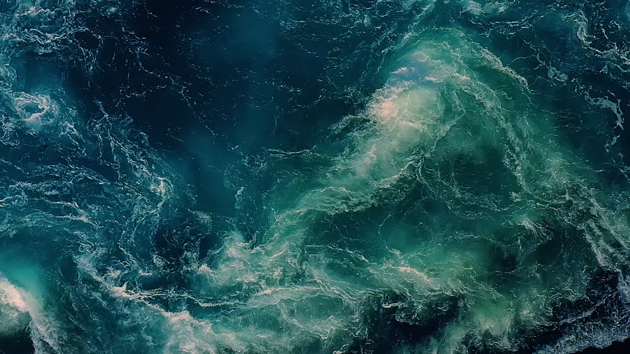 Le onde dell'acqua del fiume e del mare si incontrano durante l'alta e la bassa marea.