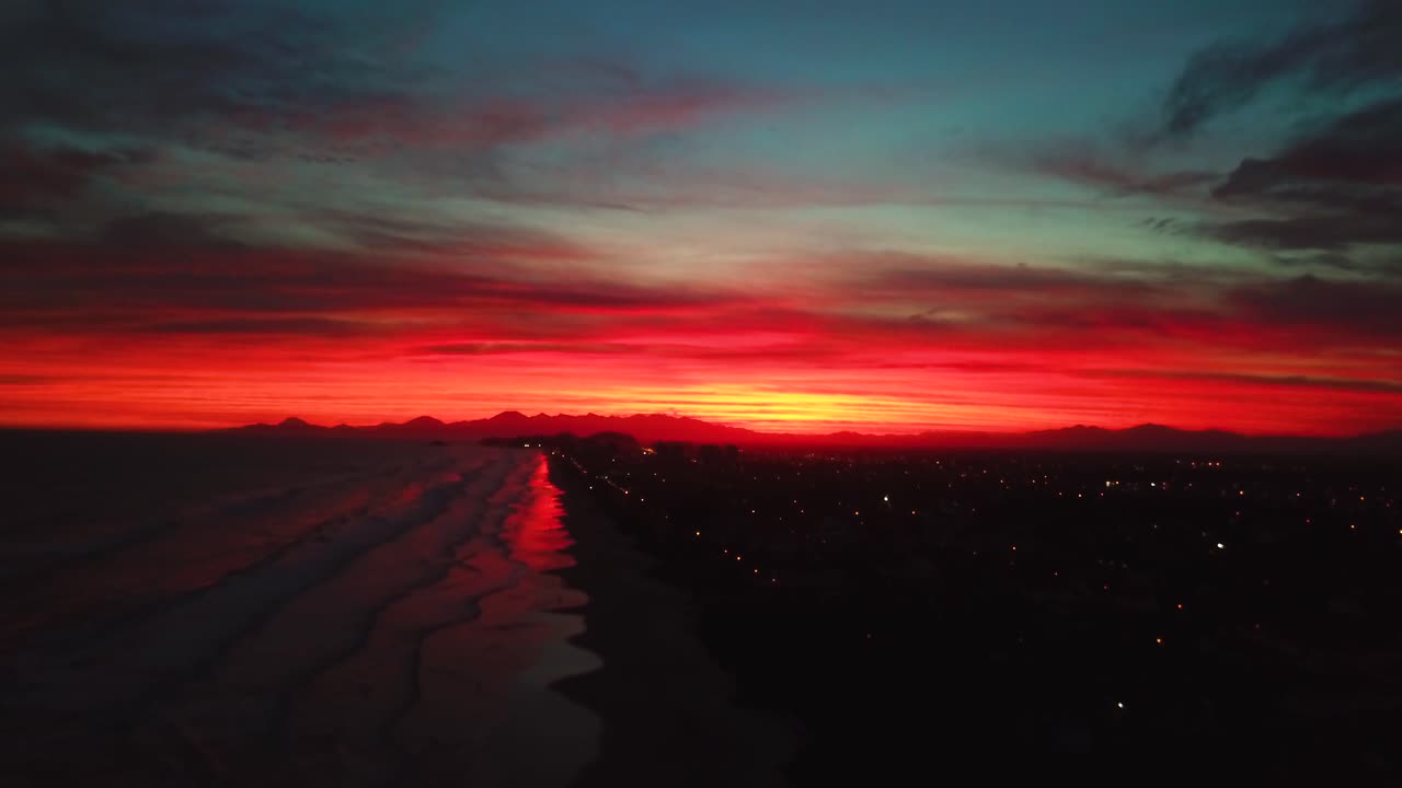 브라질에서 불타는  ⁇ 은 하늘, 비현실적인 색상의 하늘과 바다의 4k 드론  ⁇