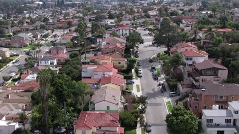 Vecindario-En-Baldwin-Hills,-Donde-Se-Filmó-El-Día-De-Entrenamiento,-Sobrevuelo-Aéreo-De-Casas-Grandes