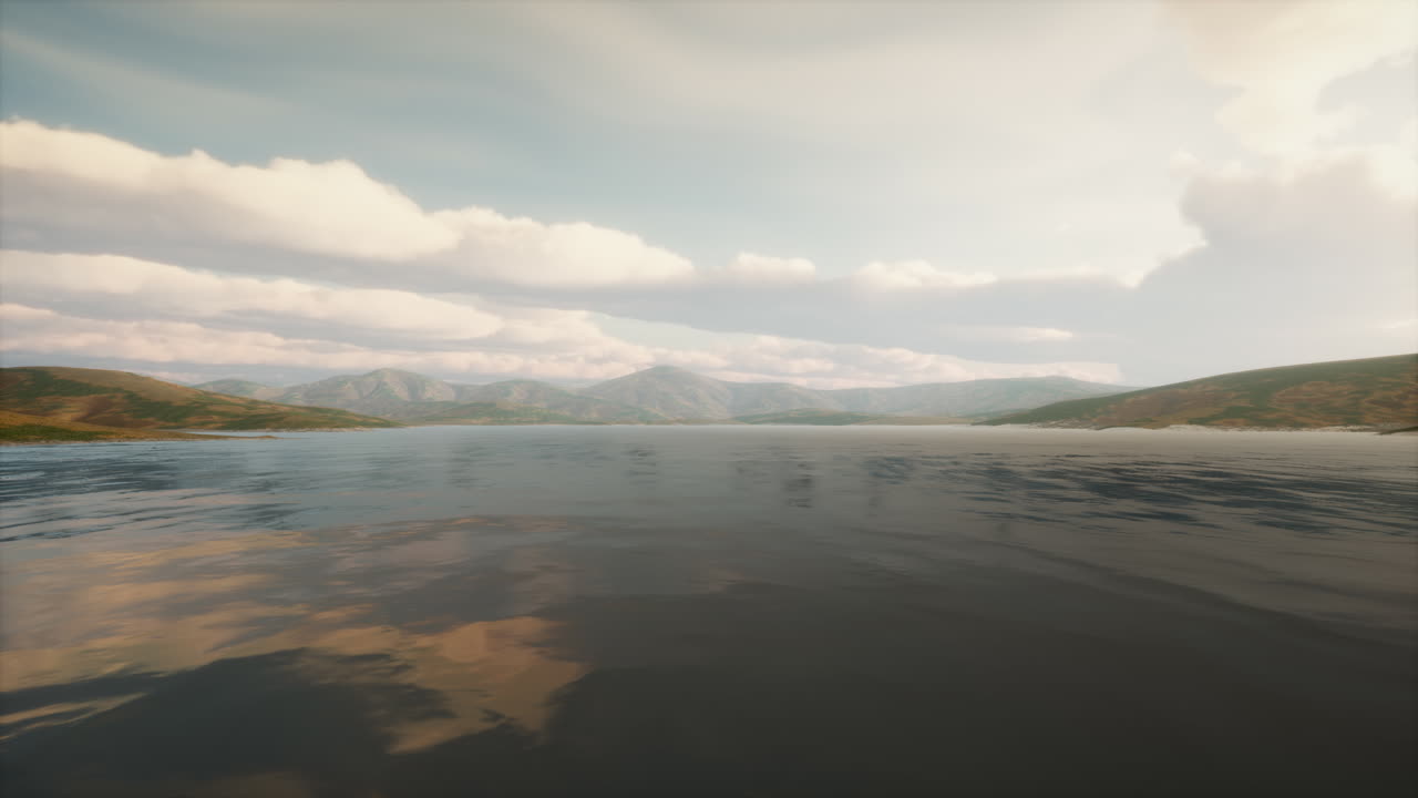 해가 지는 아름다운 평온한 호수