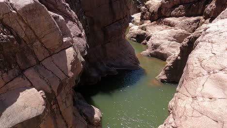 cascada de arizona en un cañón de caja