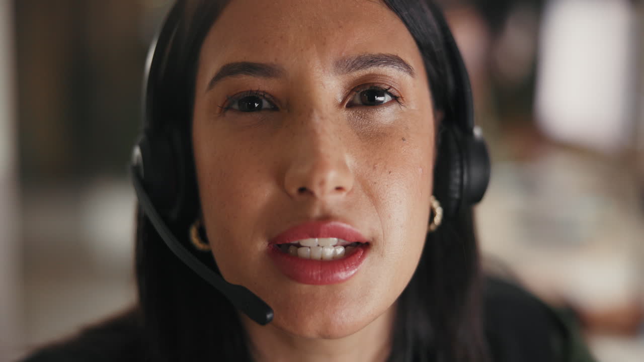 Kvinna som bär ett headset