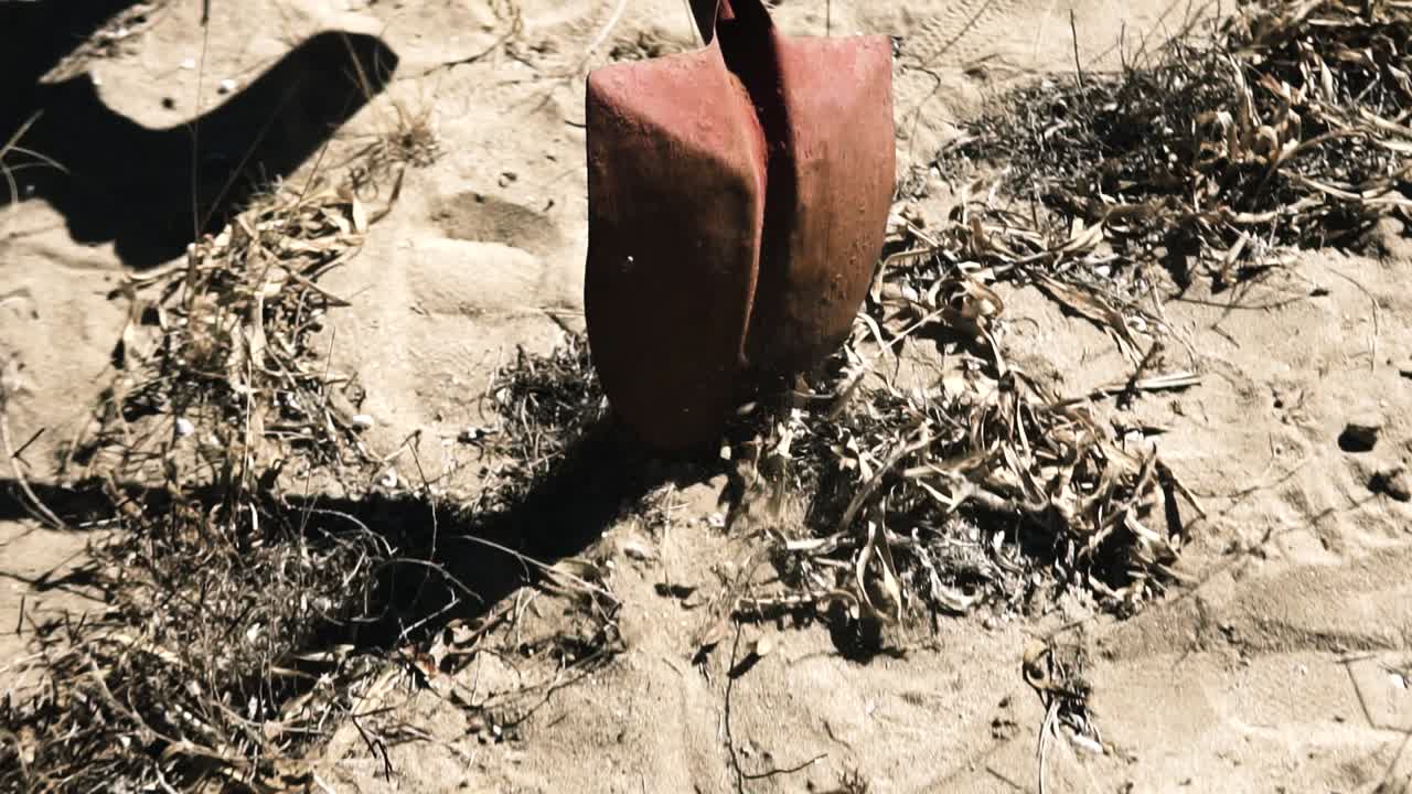 삽을 땅에 끌어서 들고 다니는 할로윈 개념