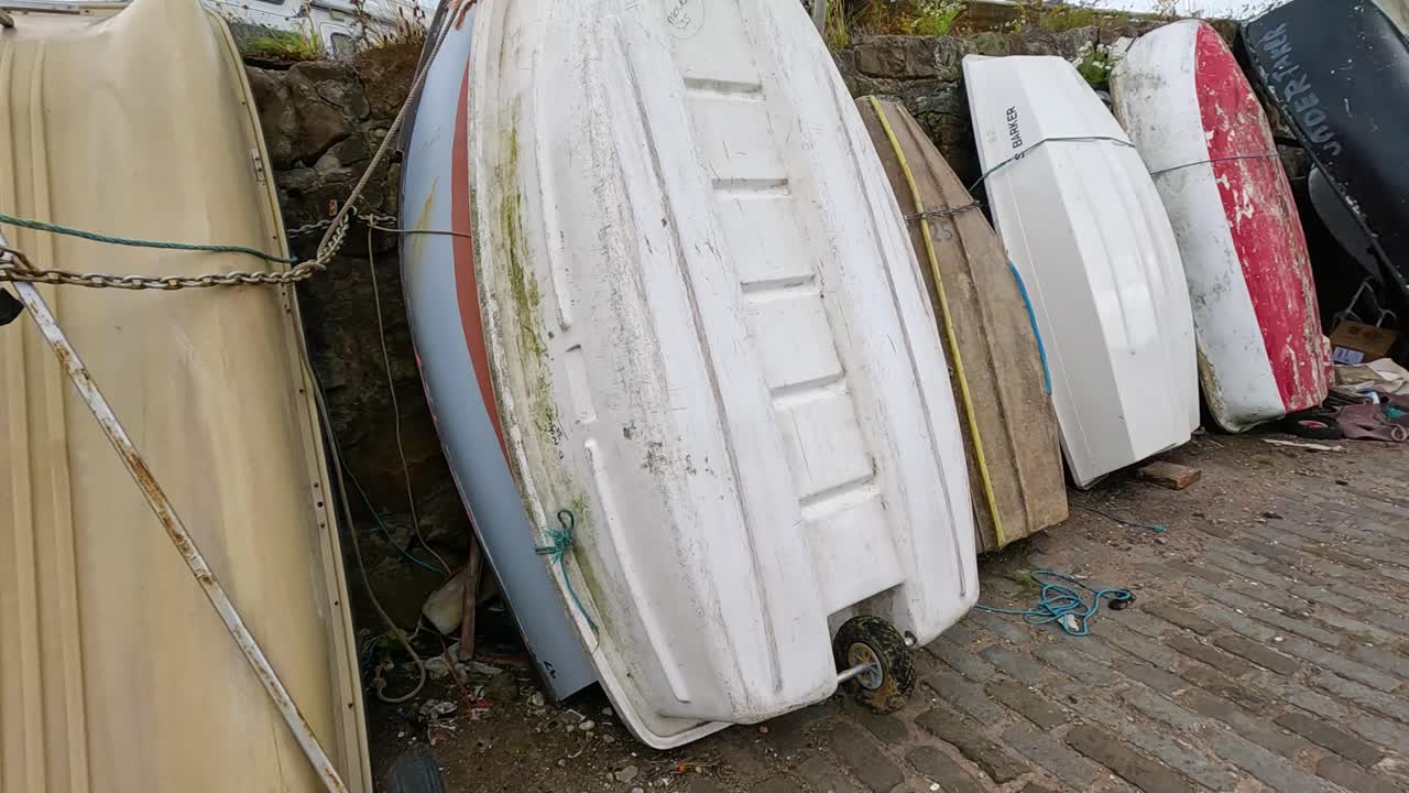 항구 에 정박 한 배 들 과 아름다운 항구 풍경