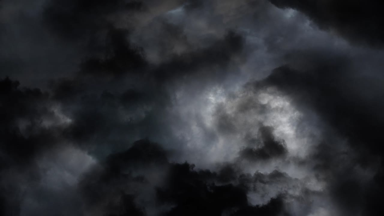 nubes de cúmulos de tormenta de 4k moviéndose rápido con una nube oscura en primer plano