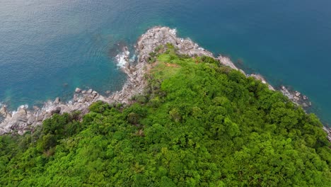 Paraíso-Tropical:-Un-Vuelo-Con-Drones-En-4k-Sobre-La-Costa-De-Piedra,-Los-Bosques-Verdes-Y-Las-Aguas-Azules-De-La-Isla-De-Phuket