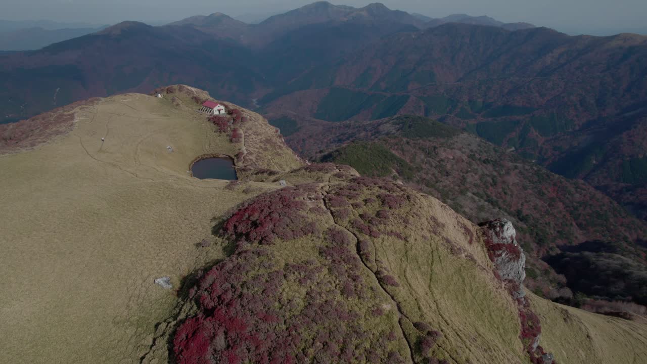 vuelo de aviones no tripulados sobre mt miune en shikoku, japón durante el otoño
