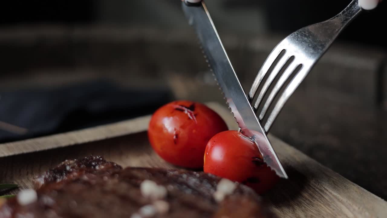 mujer comiendo un filete con tomates