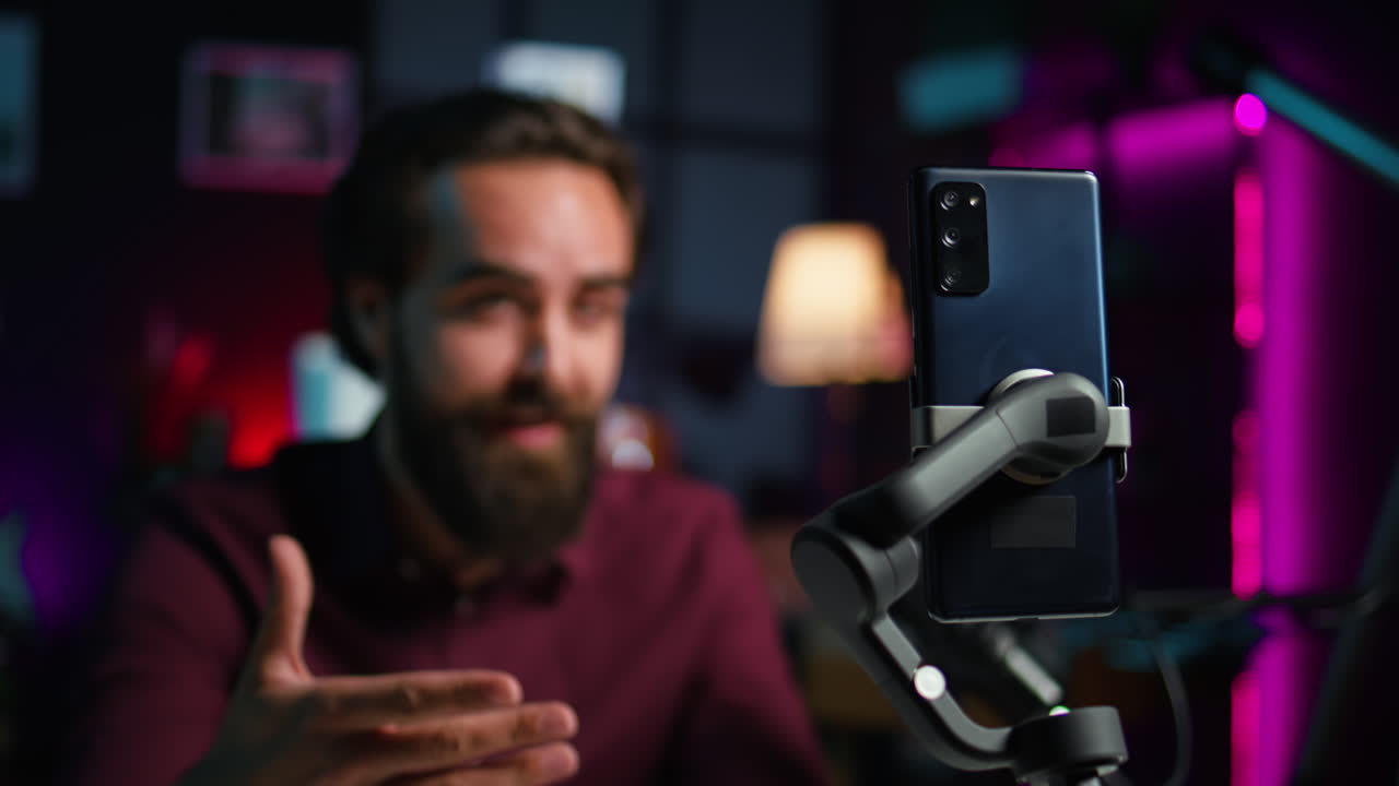 Focus sul cellulare sul bastone selfie usato dall'influencer nella registrazione in studio dal vivo